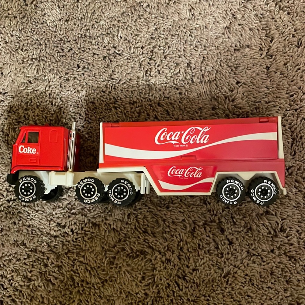 Coca Cola 1987 truck made by REMCO Toys
